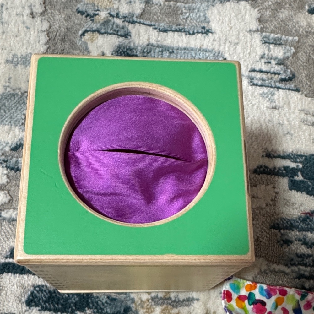 Lovevery Magic Tissue Box - Picture 5 of 5